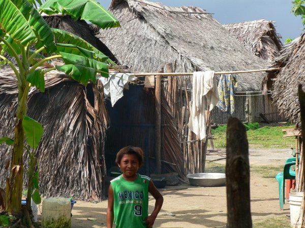 85- Enfant kuna devant sa maison 